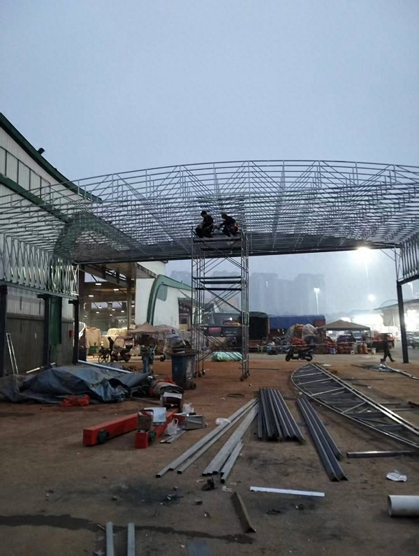 好工金属携手图南新材料完成双福国际农贸城大型推拉蓬安装工程！
