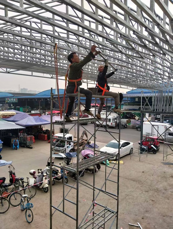 好工金属携手图南新材料完成双福国际农贸城大型推拉蓬安装工程！
