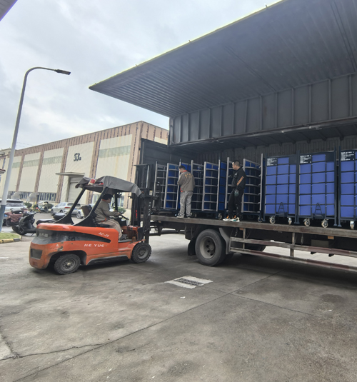 带客户参观生产车间