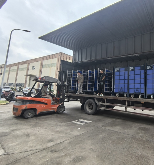 带客户参观生产车间